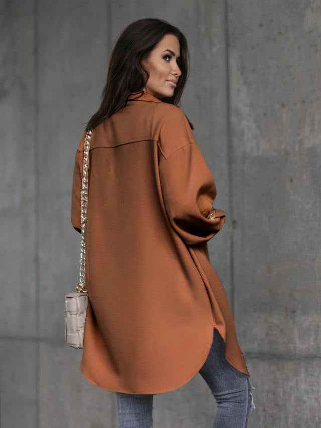 Bequeme lange Hemdjacke mit Knöpfen, Wollkragen und Revers