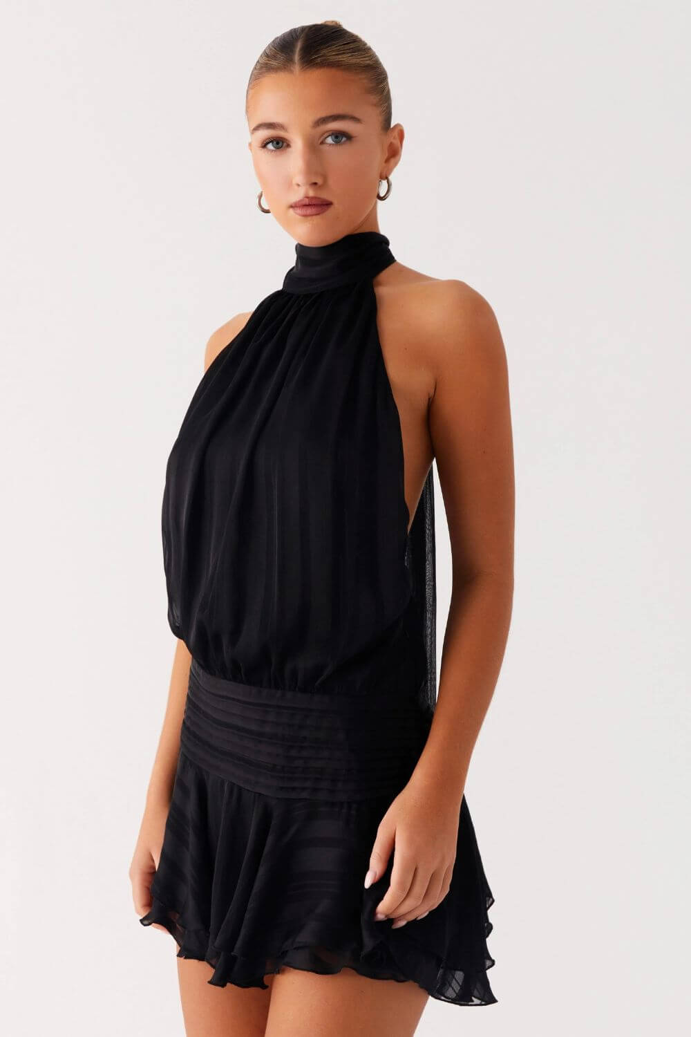 Samtartig drapiertes kurzes Kleid mit hohem Kragen
