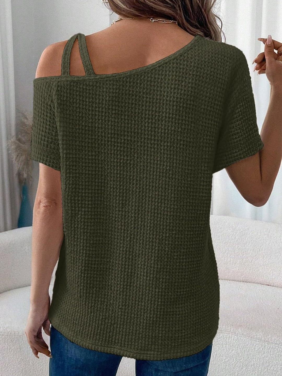 Asymmetrisches T-Shirt mit kurzem Arm und Rundhalsausschnitt
