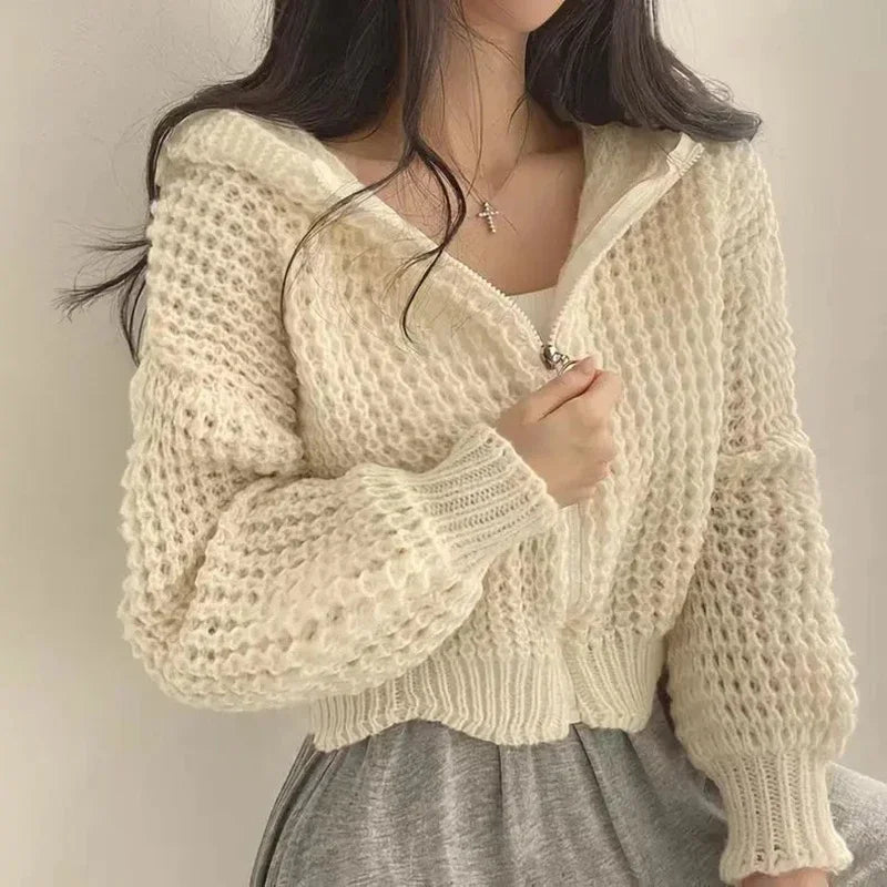 Gekürzte Kapuzen-Strickjacke mit Ausschnitt-Details