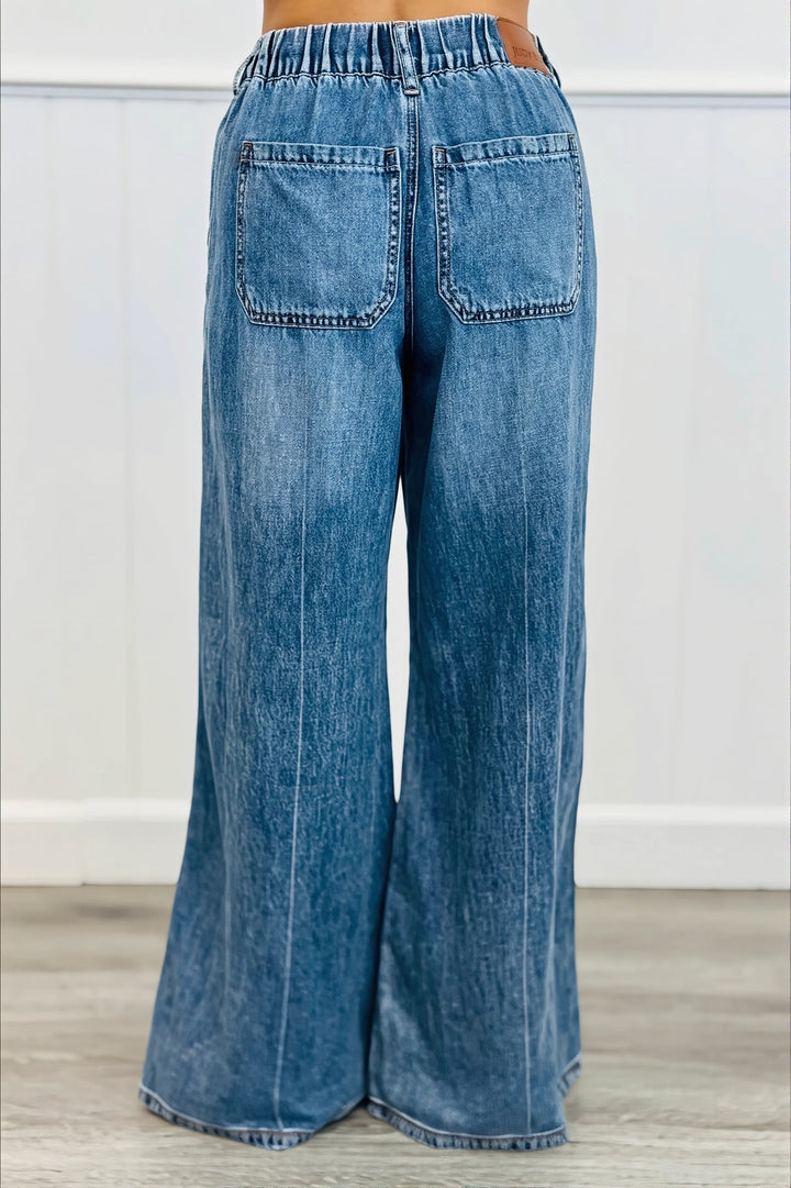 Damenjeans mit geradem Bein und Waschung in Seitenansicht
