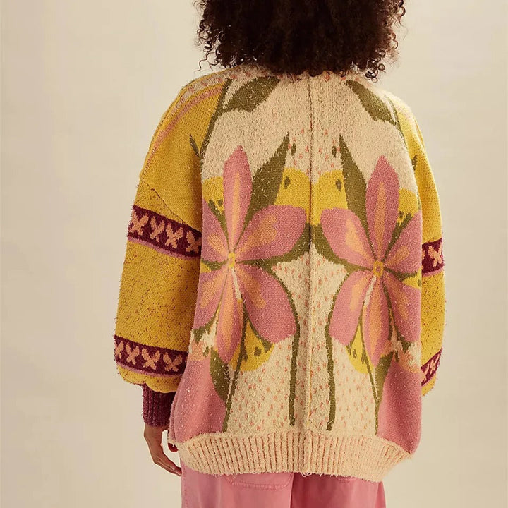 Gemütliche florale Strickjacke mit weitem Schnitt und langen Ärmeln