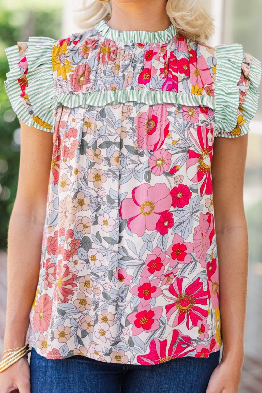 Bluse mit Blumenmuster und Rüschen an den Kappenärmeln