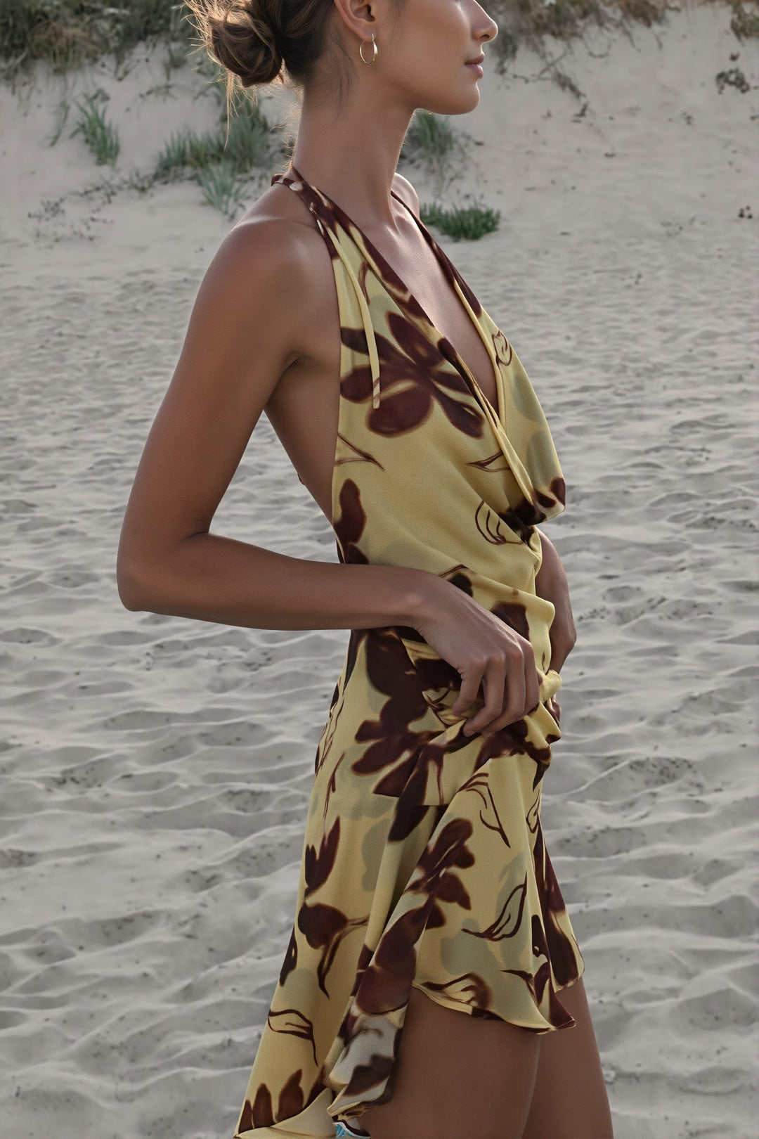 Damen Sommerkleid mit Neckholder und Blumenprint im Detail