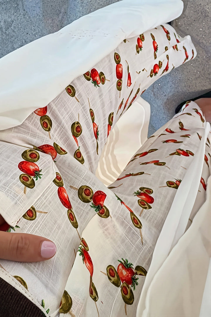 Damen gerade Hose mit Hummerprint am Model in ganzer Länge