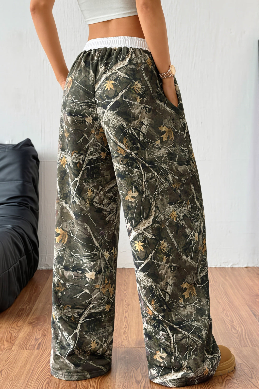 Rückansicht der weiten Damenhose mit hohem Bund