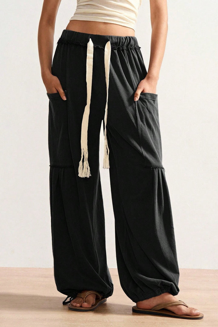 Damen weite Hose mit Bindegürtel und mittlerer Taille in voller Ansicht