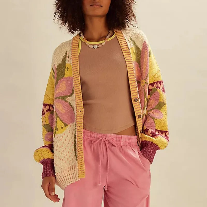 Gemütliche florale Strickjacke mit weitem Schnitt und langen Ärmeln