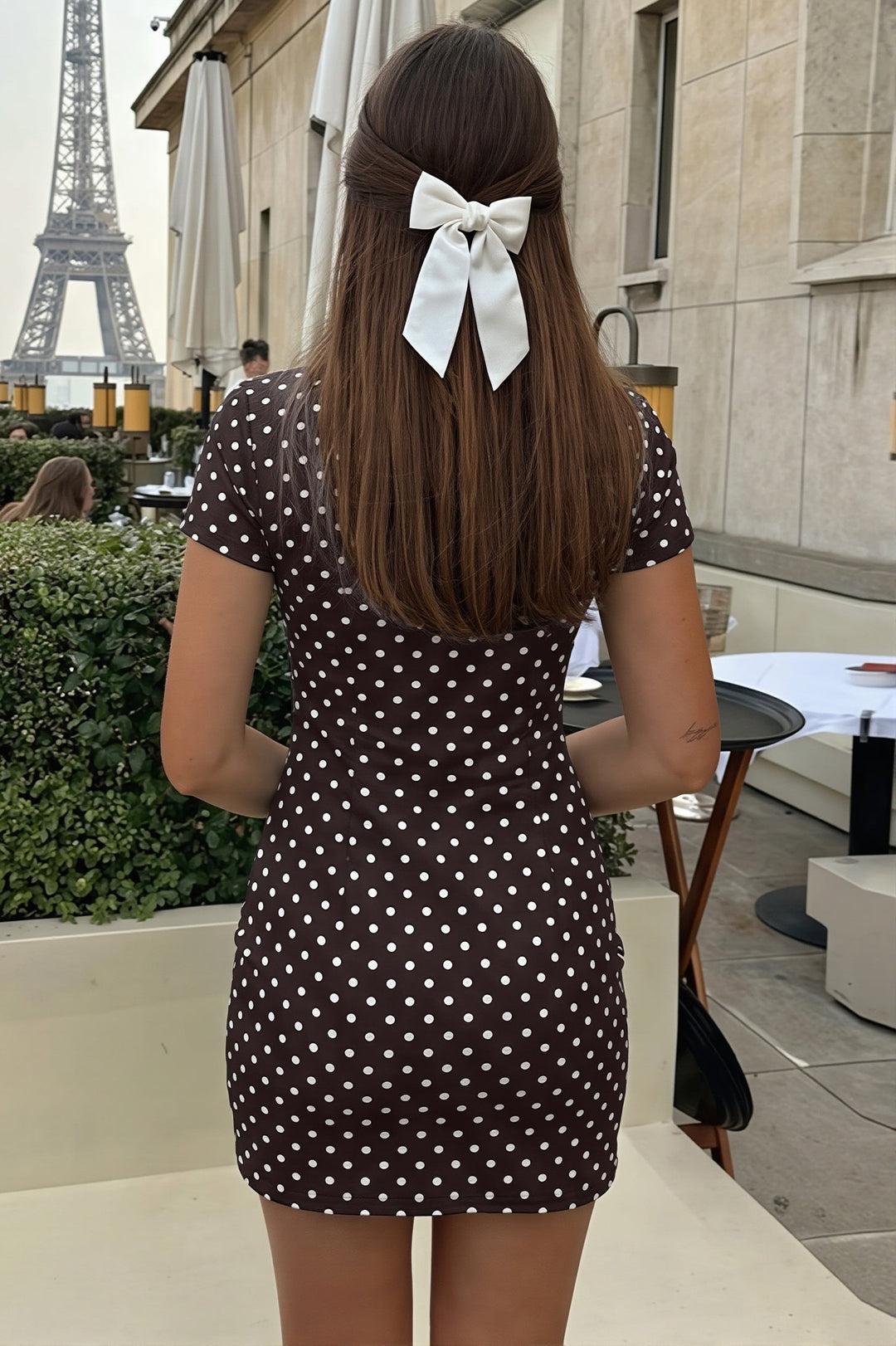 Elegantes Bodycon Minikleid mit Bindeträgern in Rückansicht