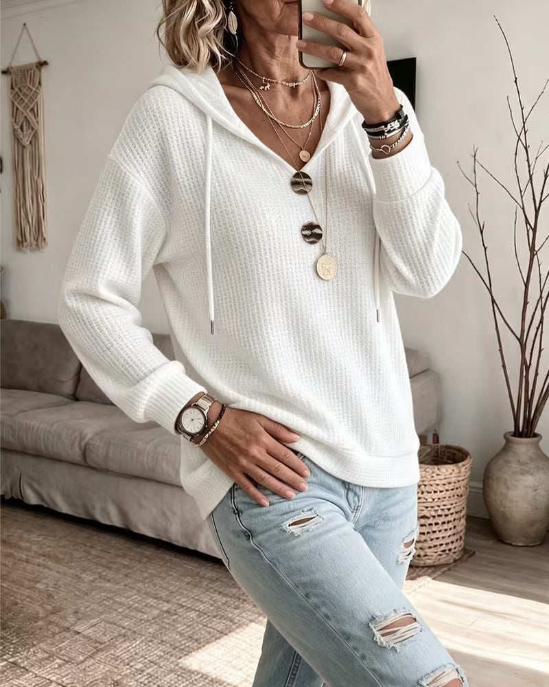 Detailansicht des gerippten Stoffes und V-Ausschnitts am Hoodie