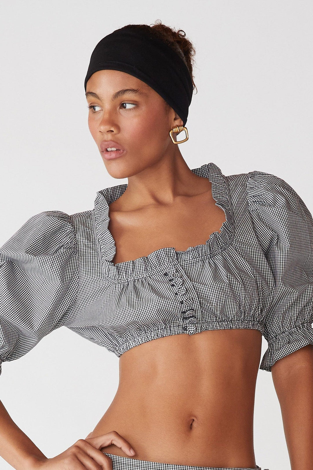Gekürzte Polyesterbluse mit Knöpfen und Rüschensaum