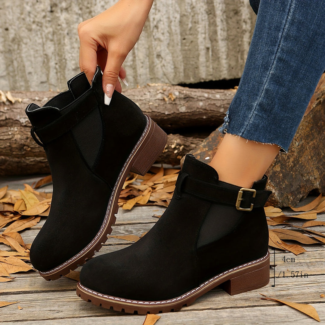 Schicke Stiefeletten mit Blockabsatz, Schnallenriemen und elastischen Seiteneinsätzen
