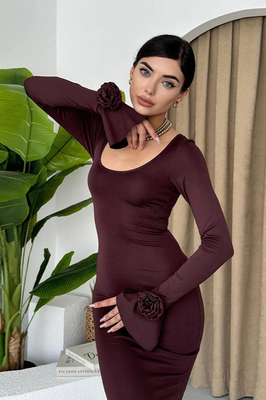 Elegantes langärmeliges Damenkleid mit auffälliger Rosenverzierung