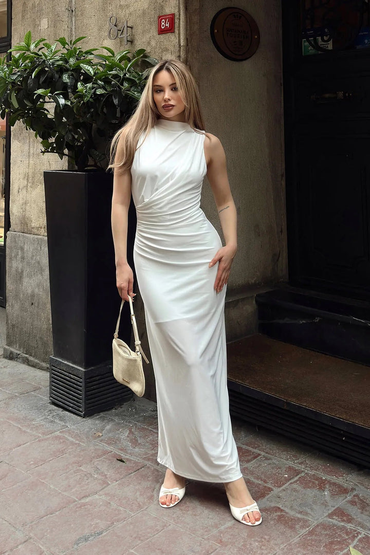 Weißes ärmelloses Kleid mit Drapierung, Taillierung und Schlitz für Damen