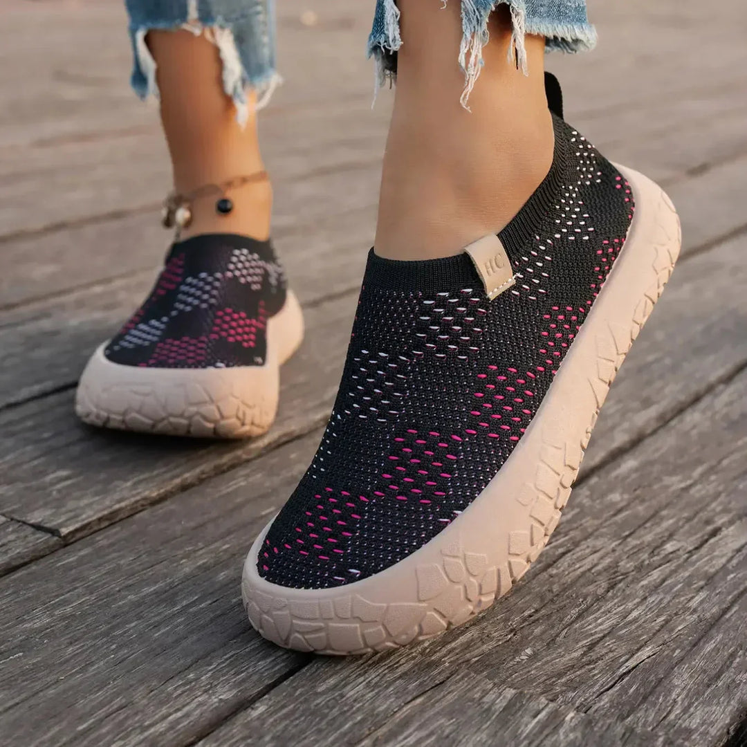 Damen Slip-On Sneaker in Nahaufnahme mit elastischem Einstieg