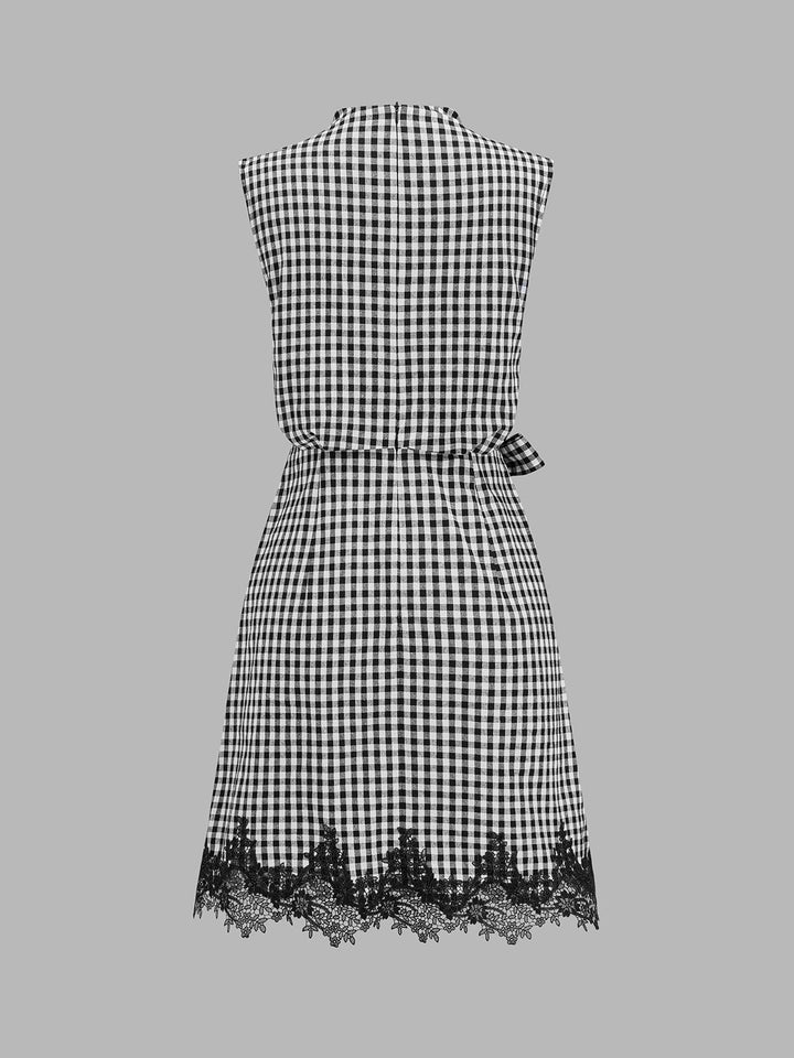 Damen Minikleid mit Vichykaros, Bindegürtel und Spitzenkante in Detailansicht