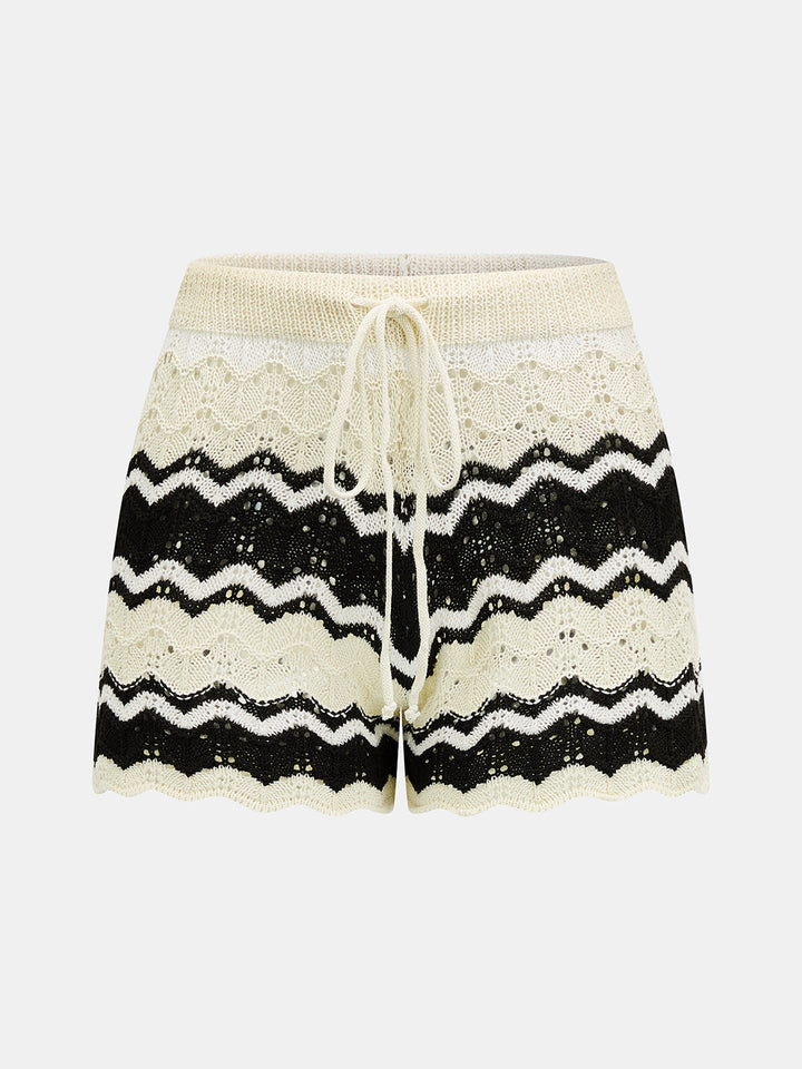 Seitliche Ansicht des Damen-Stricksets mit Cardigan und Shorts