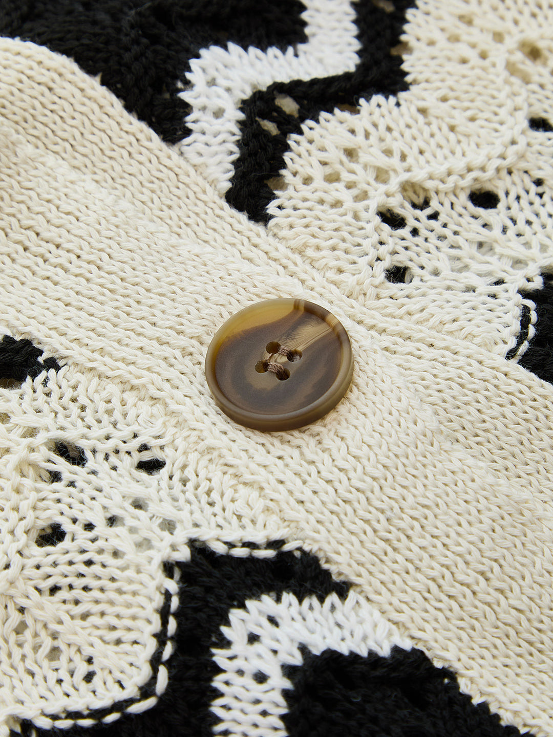 Komplettes Damen-Strickset mit Wellenmuster in stilvoller Studioaufnahme