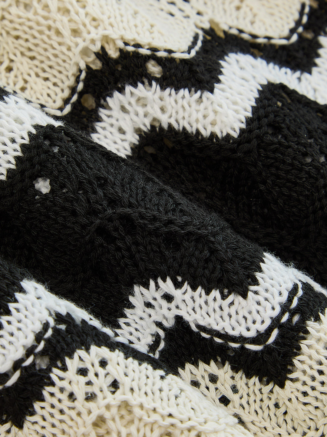 Damen-Strickset mit offen getragenem Cardigan und passenden Shorts