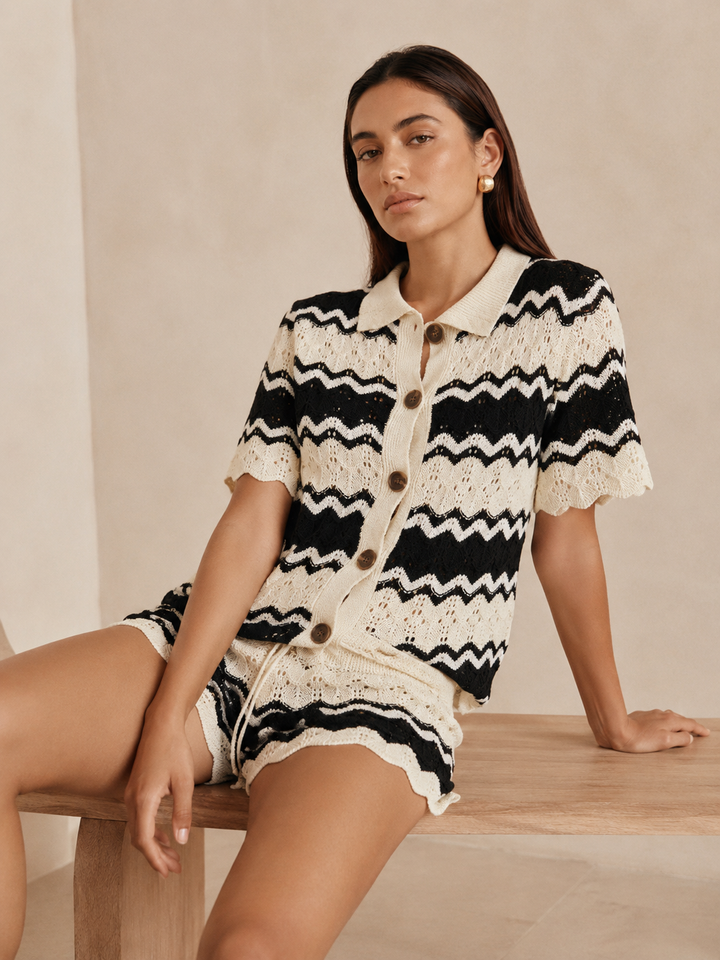 Damen-Strickset mit Wellenmuster aus Cardigan mit Knopfleiste und Shorts, Vorderansicht