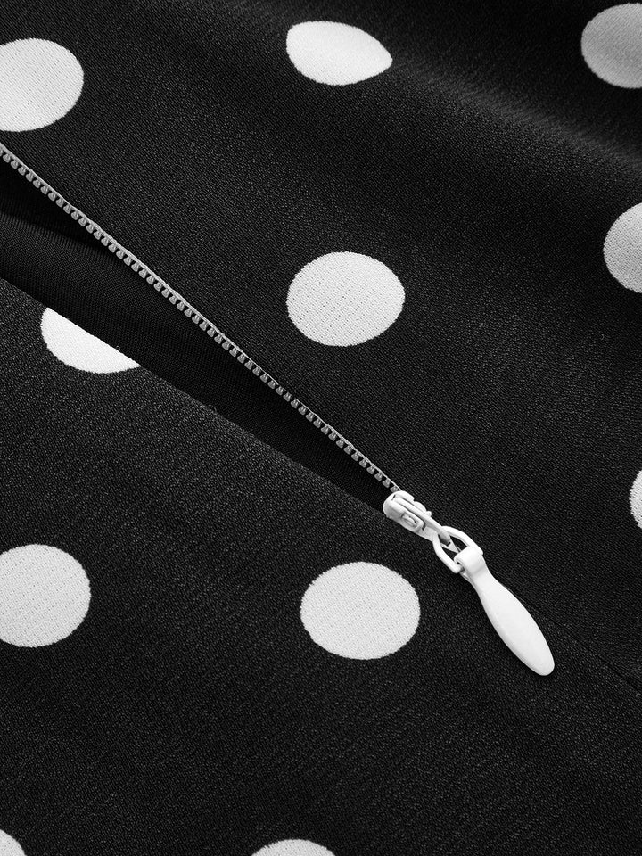 Detailansicht von V-Ausschnitt und Polka-Dot-Muster des Maxikleids