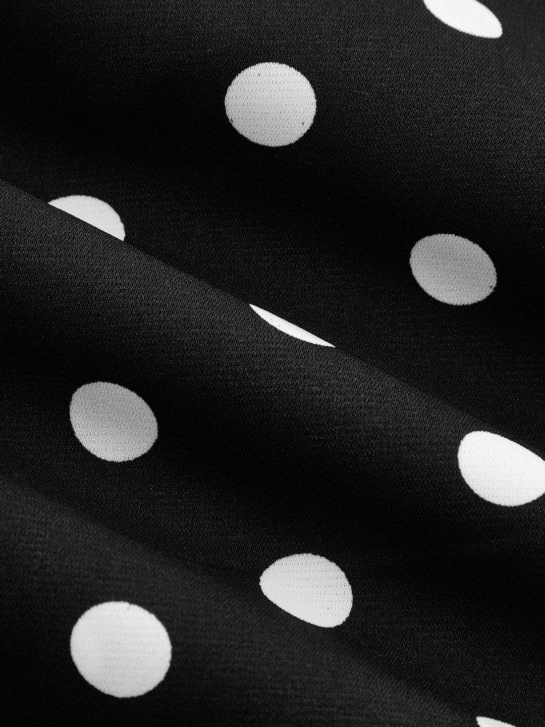 Rückansicht des langen Damenkleids mit Polka Dots