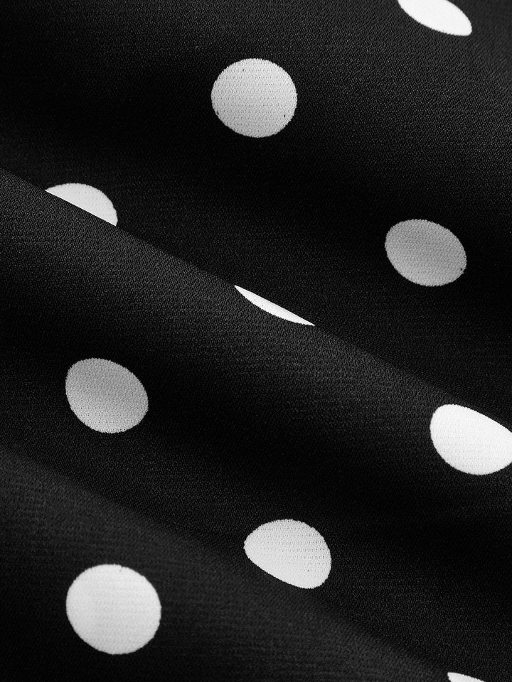 Rückansicht des langen Damenkleids mit Polka Dots