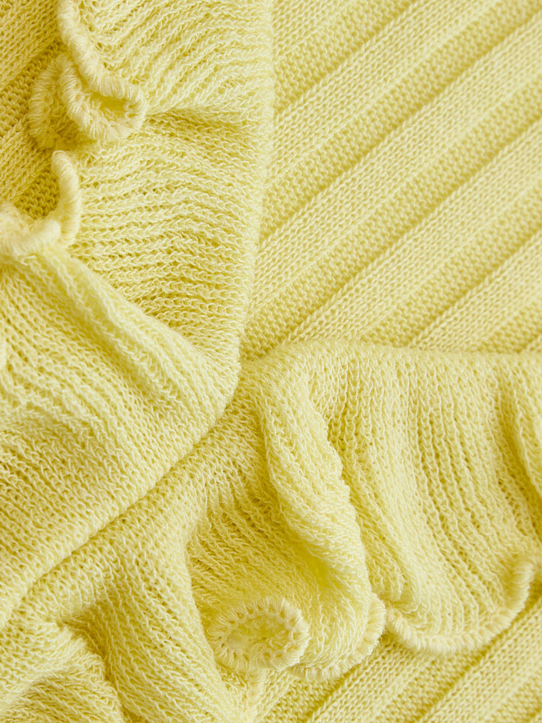 Feminin geschnittenes Damen-Stricktop mit V-Ausschnitt und kurzen Ärmeln