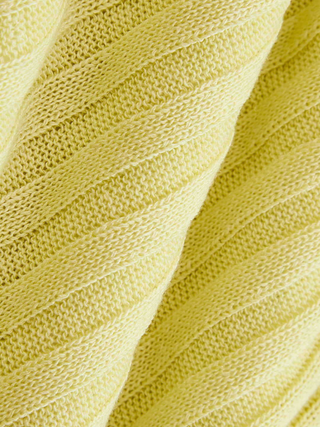 Damen Stricktop mit Rüschenärmeln und gerippter Struktur von hinten