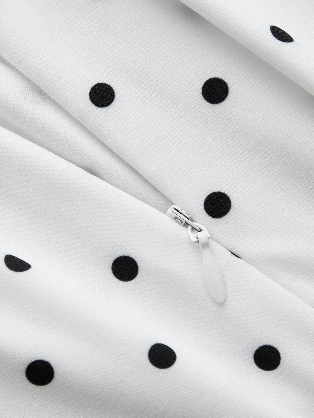 Rückansicht des Damen-Maxikleids mit Polka Dots und Maxilänge