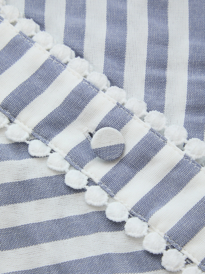 Detailansicht von V-Ausschnitt und Streifenmuster am Damen Midikleid