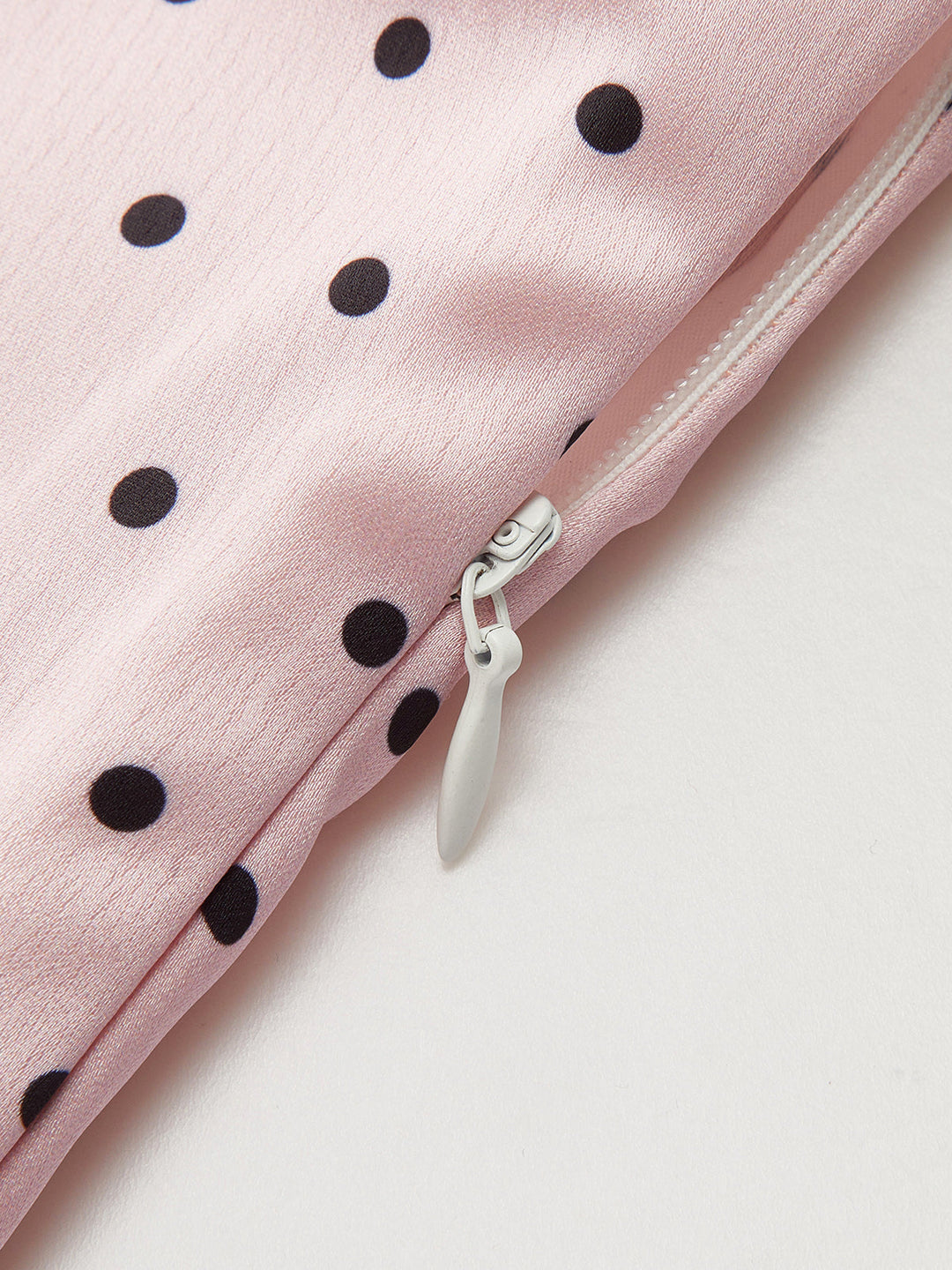 Rückenansicht eines Damen Mini-Satinkleids mit Polka Dots