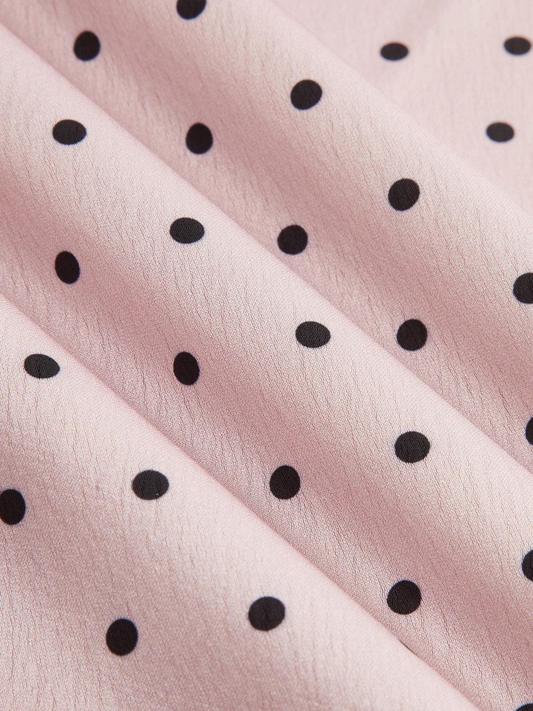 Detailansicht des Satin-Stoffs mit Polka-Dot-Muster am Damen Minikleid