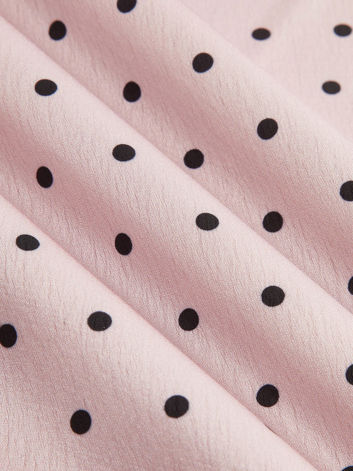 Detailansicht des Satin-Stoffs mit Polka-Dot-Muster am Damen Minikleid