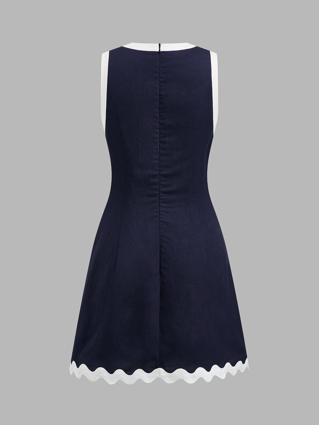 Detailaufnahme der Wellenkante am Minikleid aus Leinenmischung