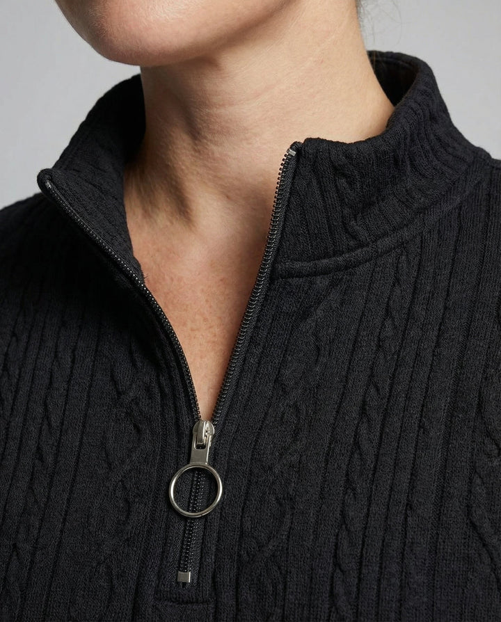Nahaufnahme der strukturierten Strickoberfläche des Damenpullovers
