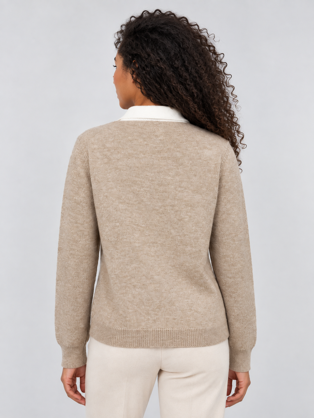 Detailansicht des Kragens und Knopfverschlusses am Damen-Strickpullover