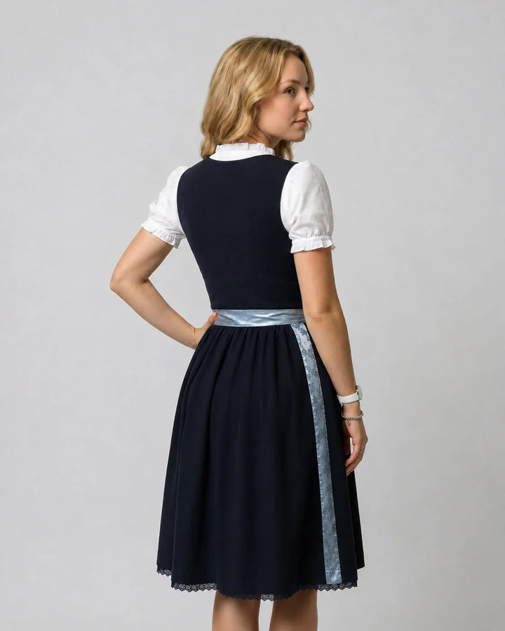 Detailansicht der Bluse und Schürze am Damen-Dirndl