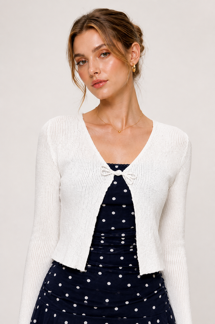 Kurze Damen Strickjacke aus Feinstrick mit Rippstruktur und Bindeband vorn