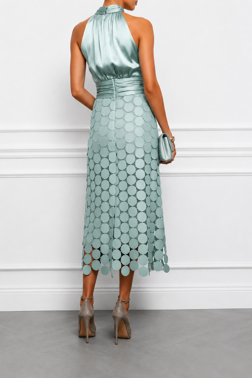Damen Midikleid mit Halterneck und Midi-Länge in voller Ansicht