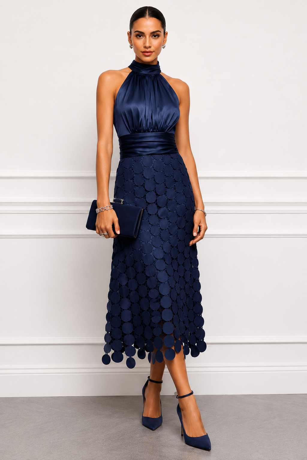Fließendes Damen Midikleid mit Halterneck und Satin-Optik am Model getragen