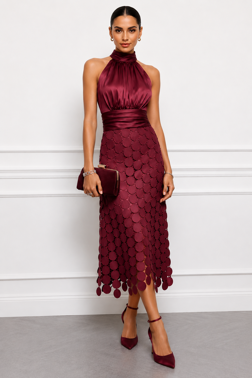 Damen Midikleid mit Halterneck und Satin-Optik als Detailaufnahme des Ausschnitts