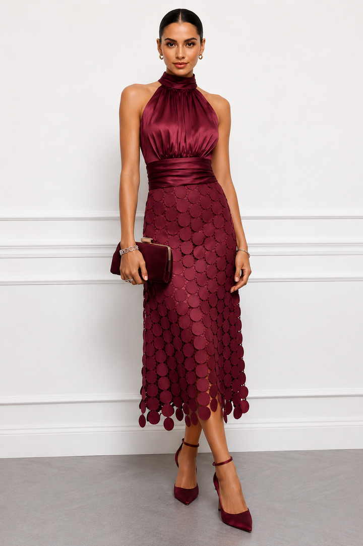 Damen Midikleid mit Halterneck und Satin-Optik als Detailaufnahme des Ausschnitts