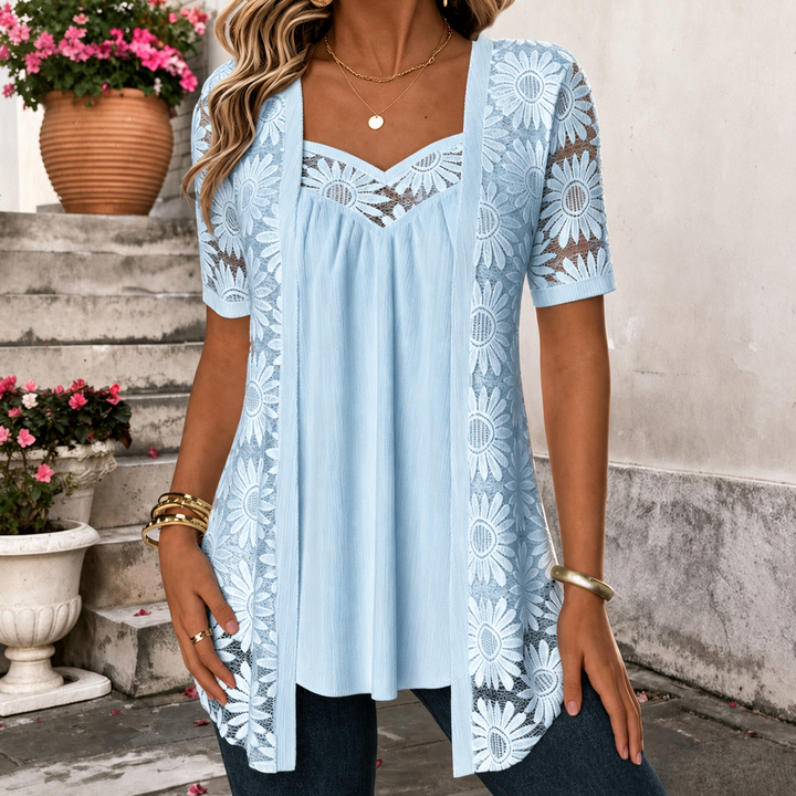 Weiße Damenbluse mit eckigem Ausschnitt und romantischem Look