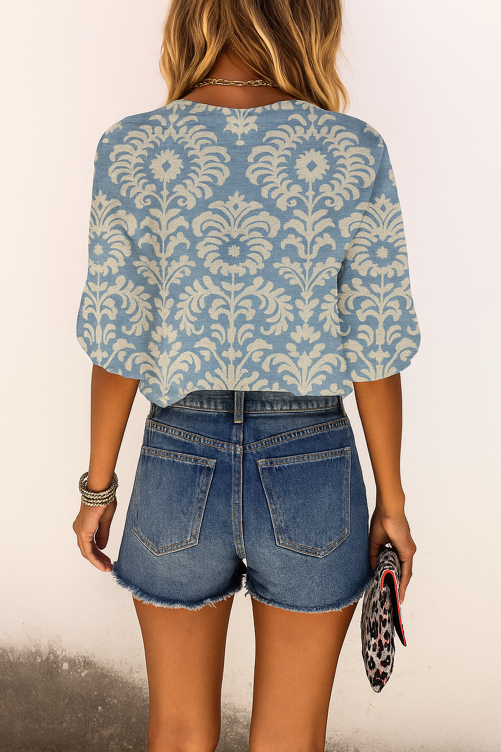 Florale Damenbluse mit Knopfleiste in Nahaufnahme