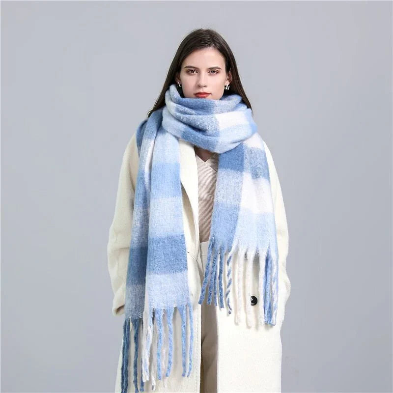 Damen tragen einen karierten Oversize-Schal mit Quasten