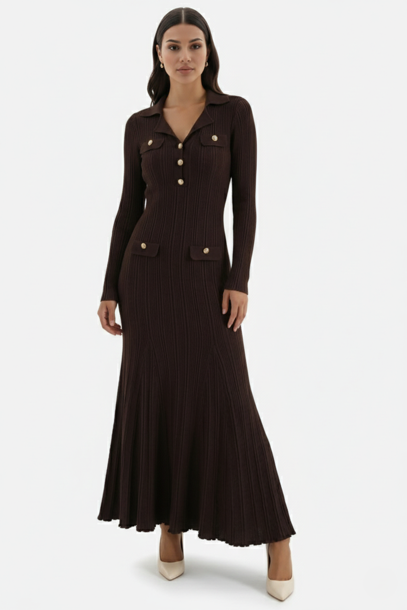 Nahaufnahme des weichen Strickmaterials am Damen-Maxikleid