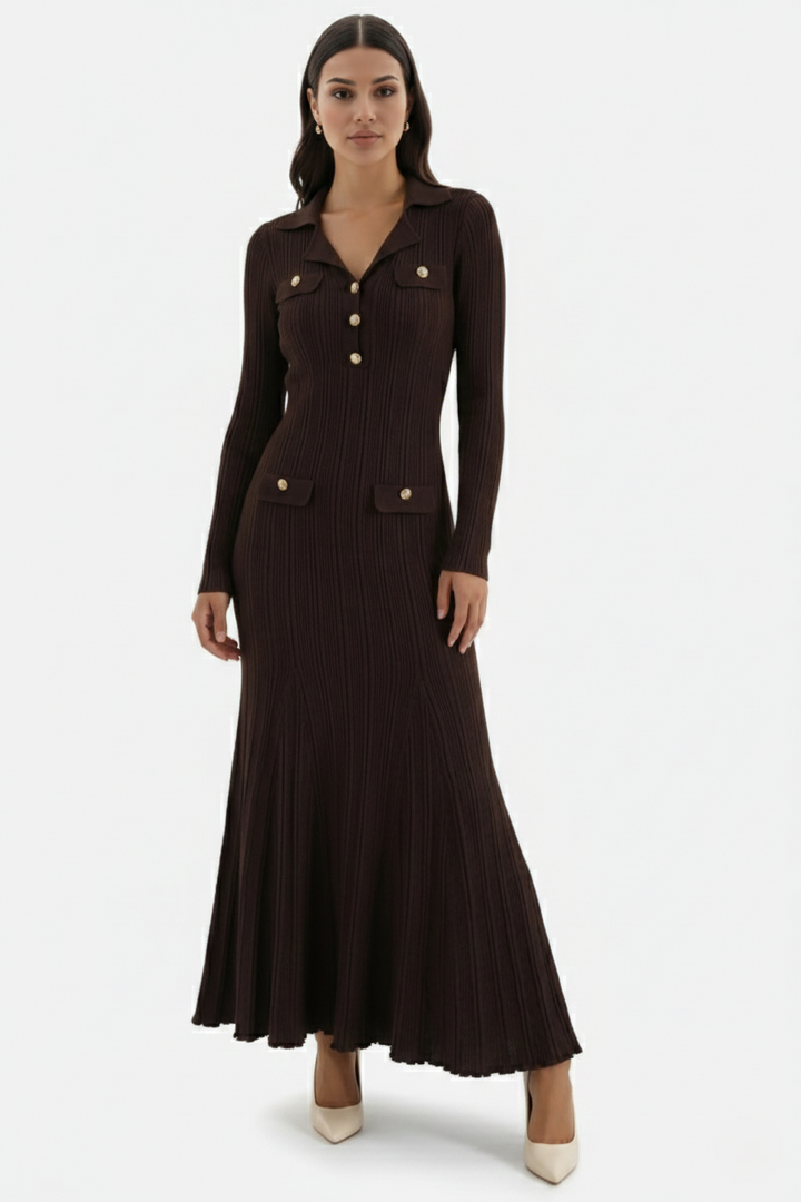 Nahaufnahme des weichen Strickmaterials am Damen-Maxikleid