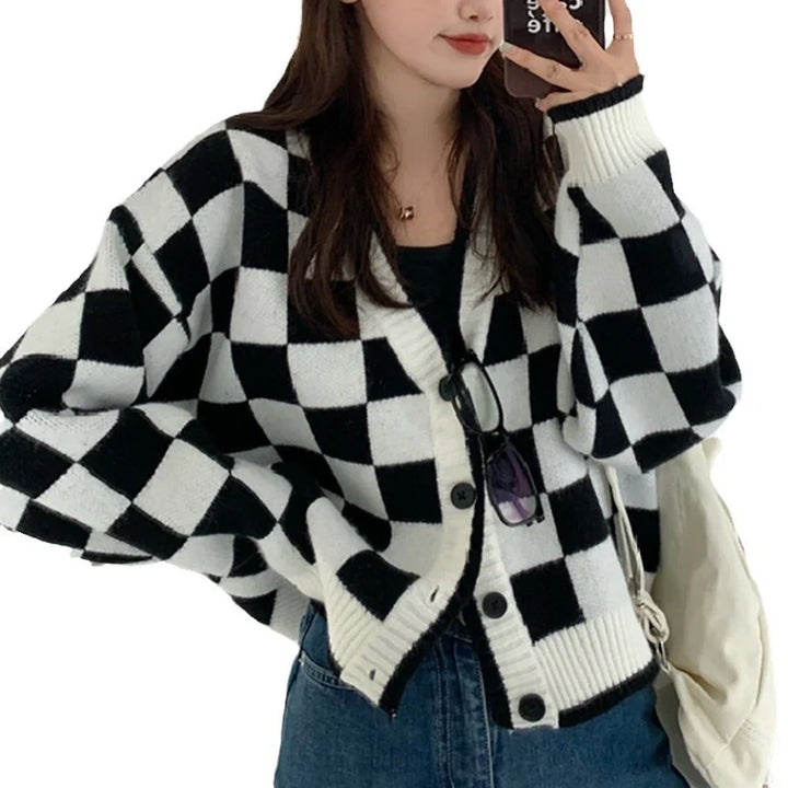 Damen-Cardigan aus schwarzem und weißem Grobstrick mit kariertem Muster
