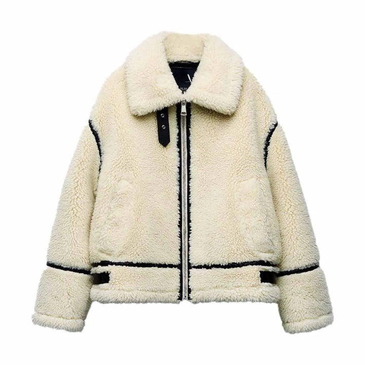 Damen-Teddyjacke in einer detailreichen Nahaufnahme des Stoffes